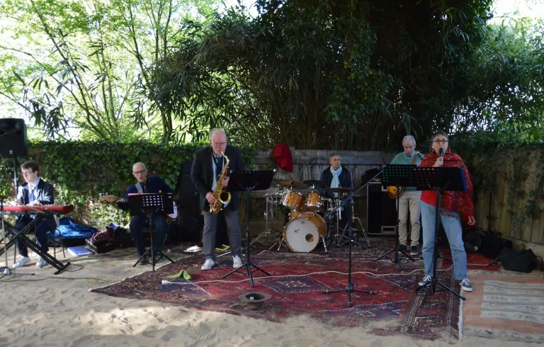 Image du groupe en concert à l extérieur